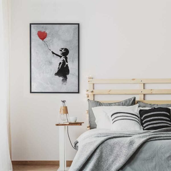 tableau deco petite fille avec ballon rouge.jpg